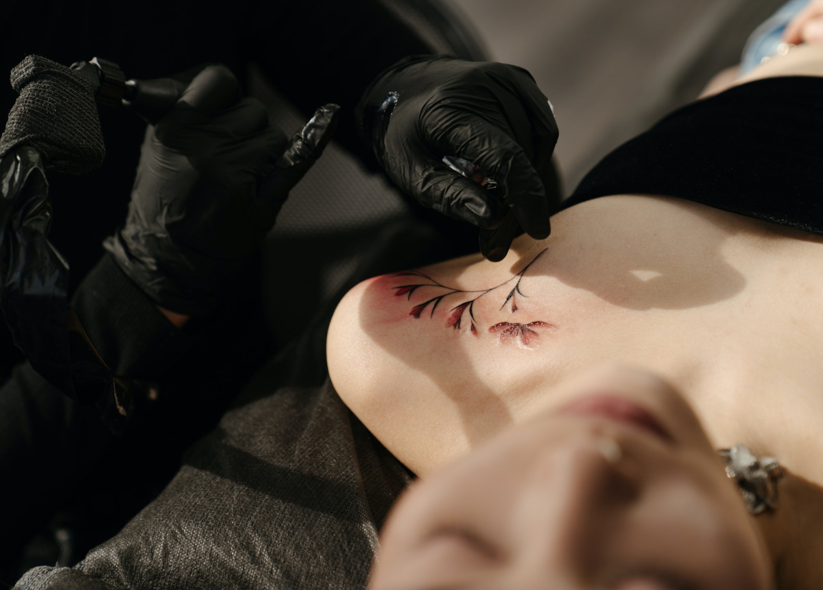 Tatuaggi per coprire le cicatrici, tra arte e rinascita