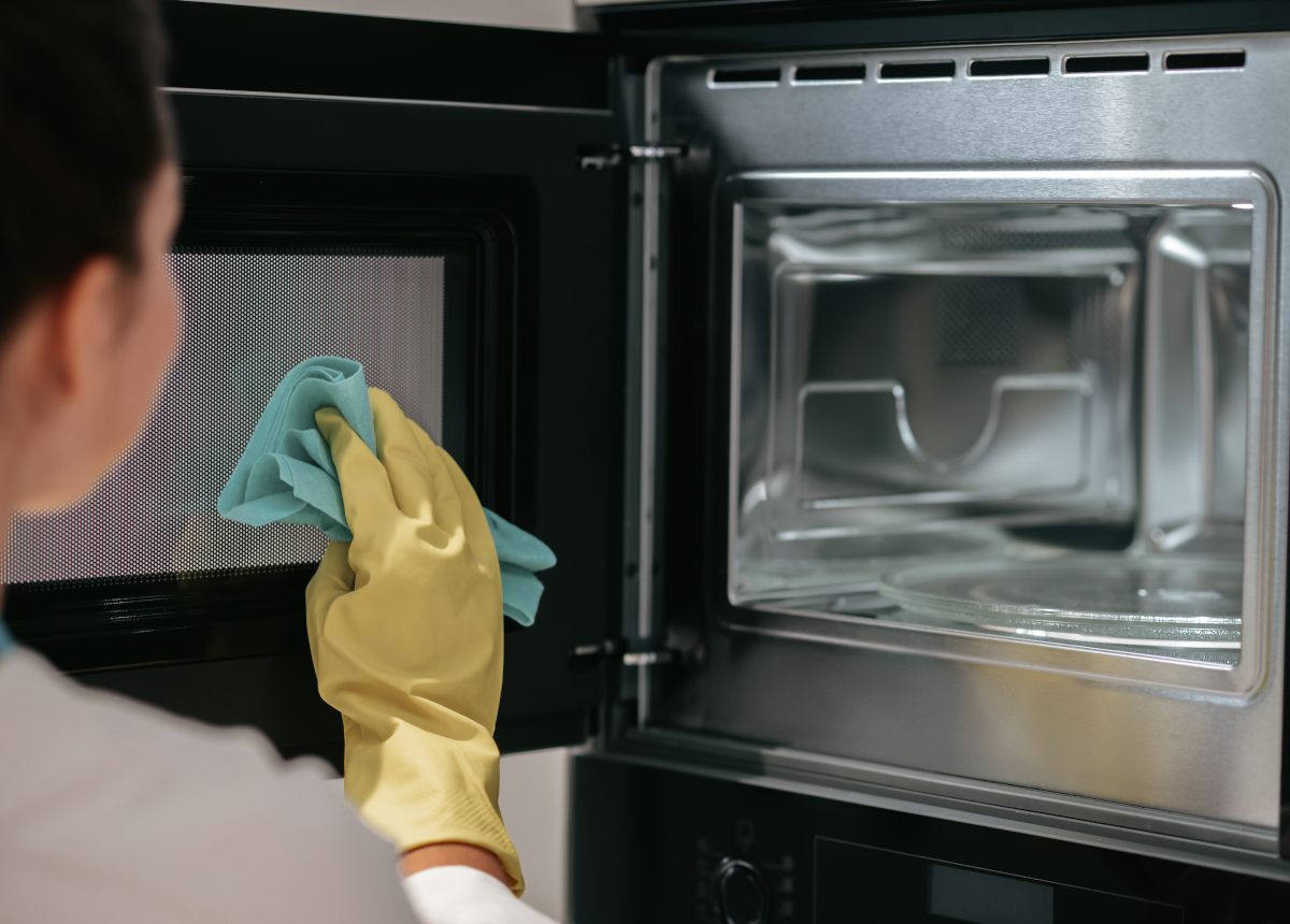 Igiene in cucina: come pulire frigo, forno e piano cottura