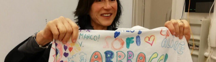 Con i colori dei bambini malati sul camice