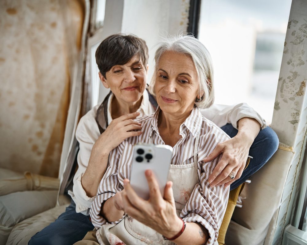 Due donne guardano una foto sul telefono