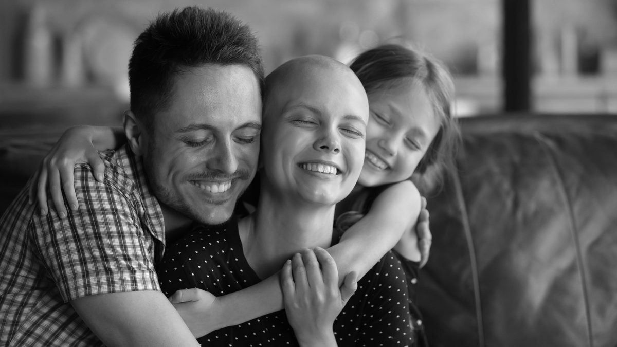 Famiglia che si abbraccia